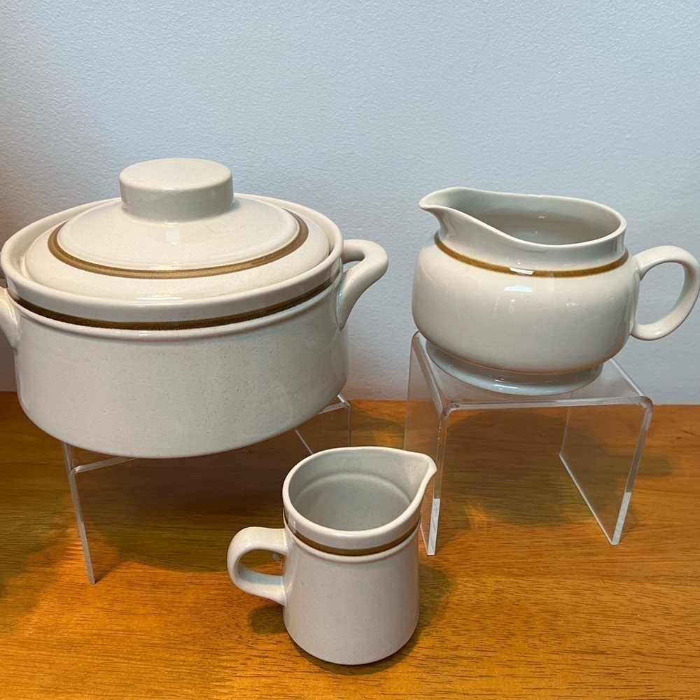 Lot of vintage stoneware Japan, saucer pot with lid and creamer